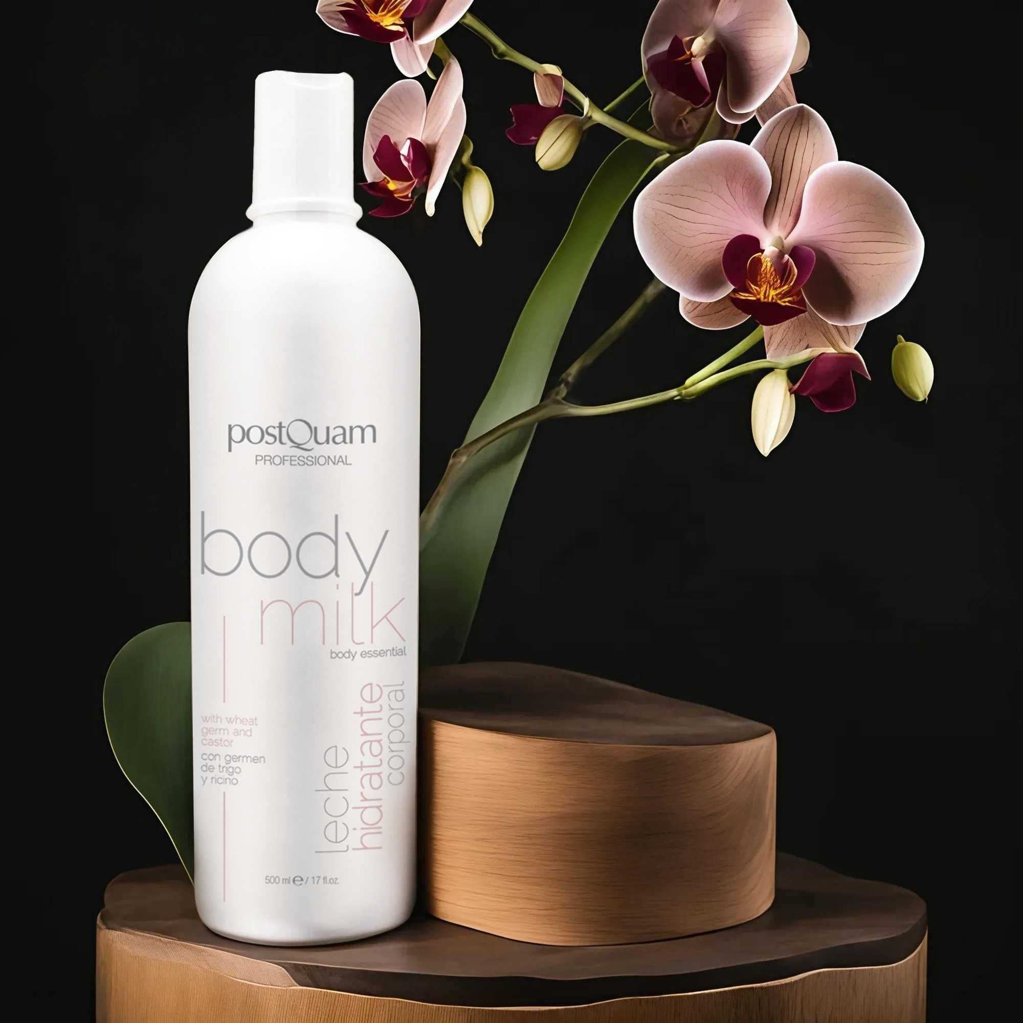 Flacone bianco "Postquam Professional Body Milk" davanti a orchidee e base in legno.