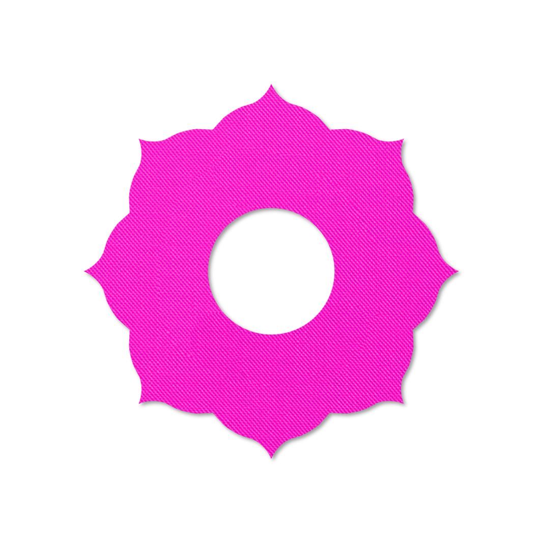 Singolo anello di fissaggio rosa con foro e bordo smerlato.