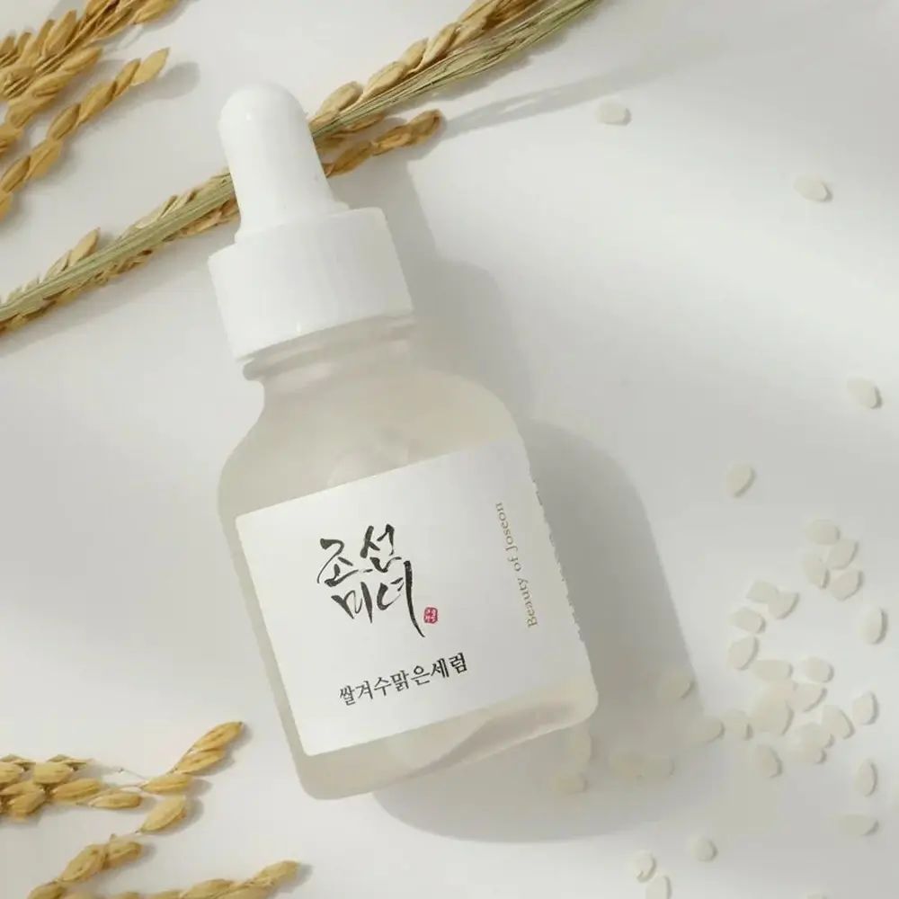 Flacone di vetro con pipetta, siero e chicchi di riso. Scritta: Beauty of Joseon.