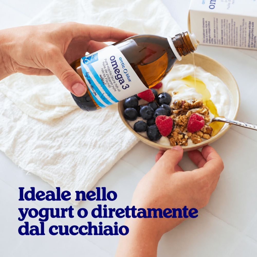 Olio di pesce Arctic Blue Omega 3 versato su yogurt con frutti di bosco e noci.