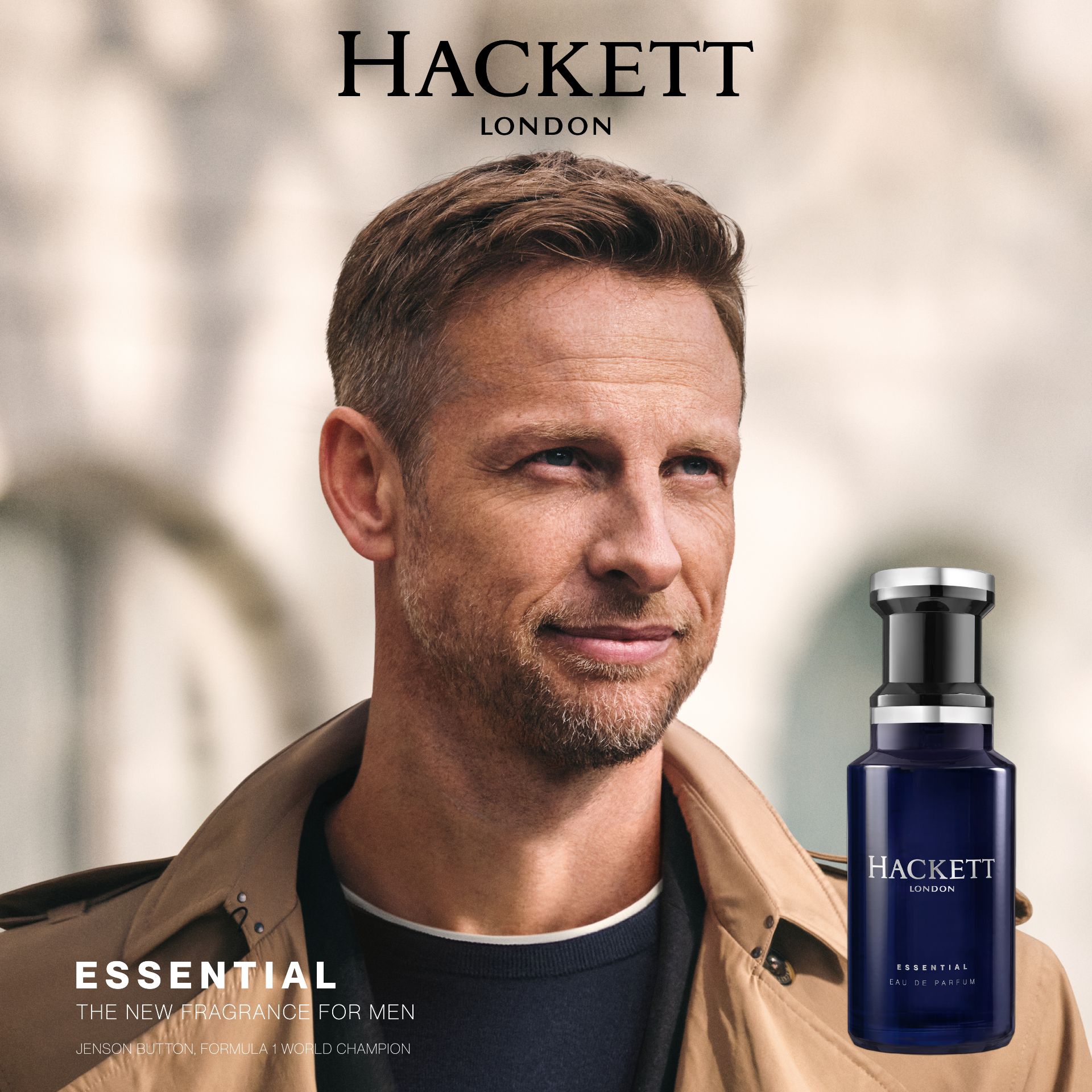 Uomo con giacca marrone. Accanto, flacone blu scuro con tappo argentato. Scritta: Hackett London.