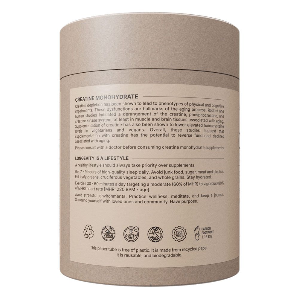 Tubo color crema con etichetta che riporta 'Creatine Monohydrate' e informazioni sulla longevità. Include sigilli di riciclo e biologici.