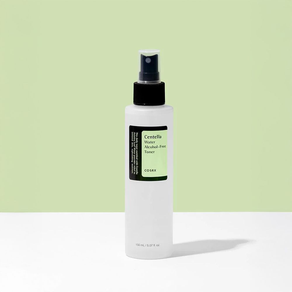 COSRX Centella Water Toner senza alcool in flacone spray trasparente.