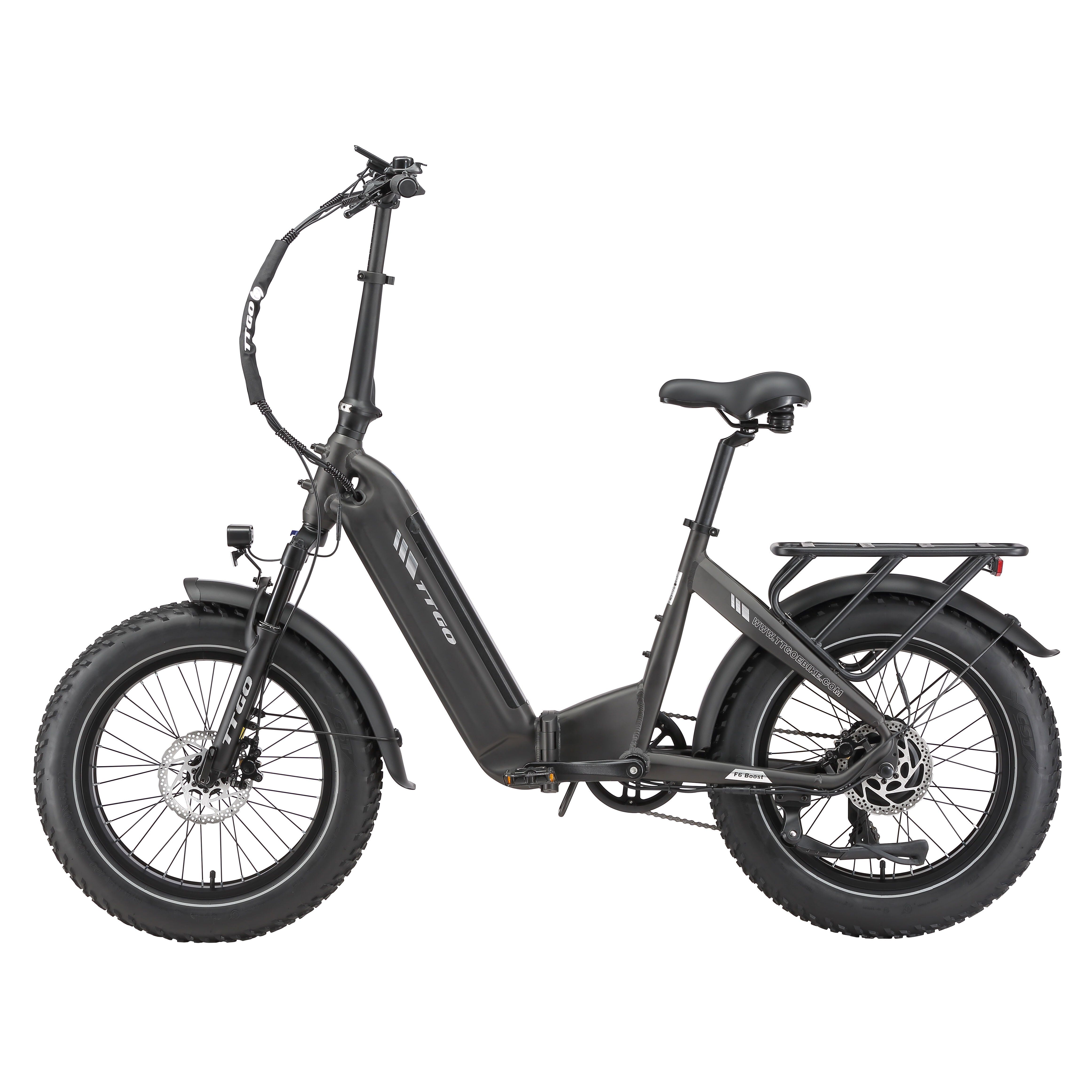 Bicicletta elettrica pieghevole nera. Pneumatici larghi, portapacchi. Logo TTGO visibile.