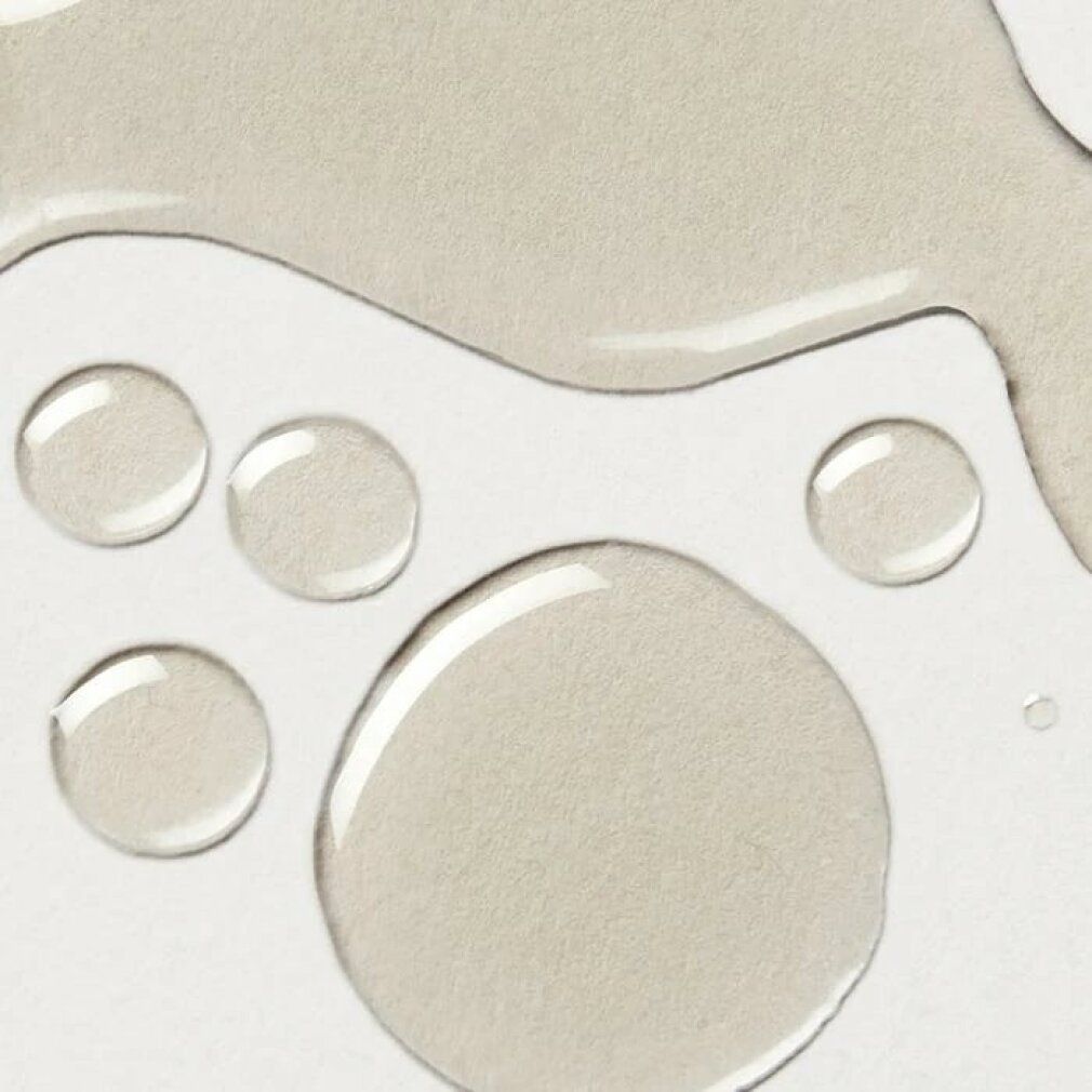 Primo piano di gocce d'olio trasparenti su sfondo bianco. Diverse dimensioni e forme.