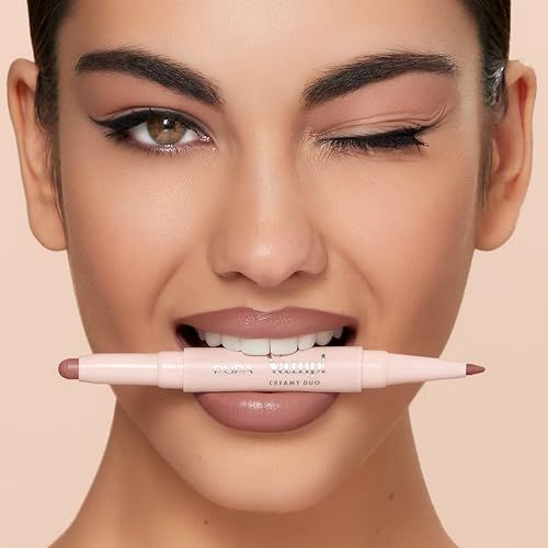 Donna con rossetto tra i denti. Matita doppia con scritta Pupa Milano Vamp! Creamy Duo.