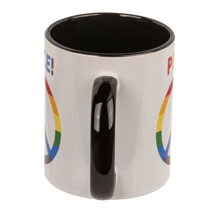 Tazza in ceramica con simbolo della pace arcobaleno. Manico nero. Interno non visibile. Scritta PEACE.