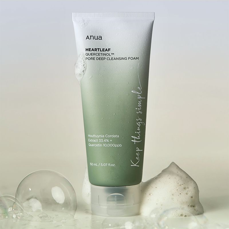 Tubo con schiuma e bolle. Nome del prodotto: Heartleaf Quercetinol Pore Deep Cleansing Foam. Colori verde e bianco. Testo: Keep things simple.