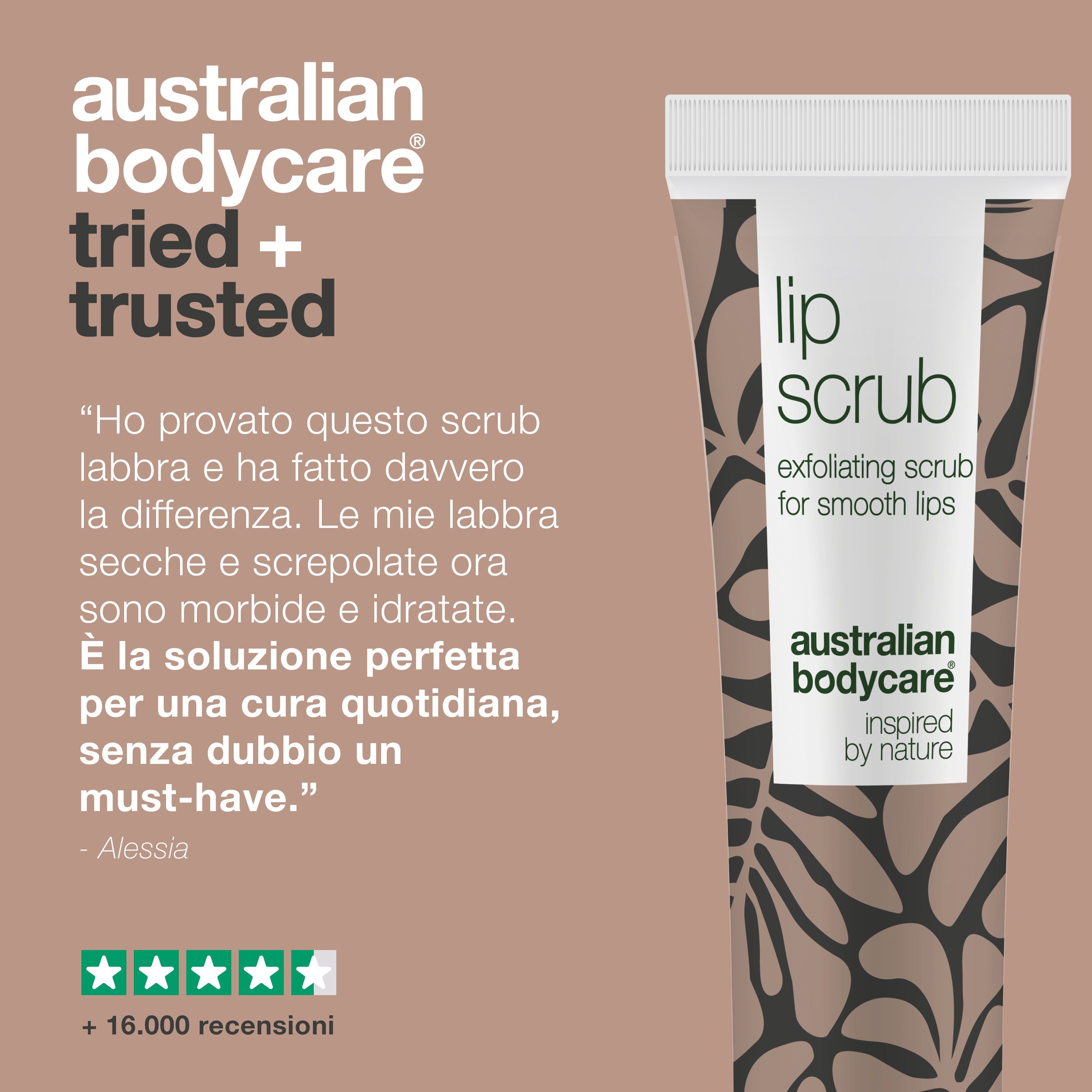 Tubo di cura labbra, testo: Australian Bodycare, Lip Scrub. Testo: Exfoliating for smooth lips. Sfondo marrone, stelle.