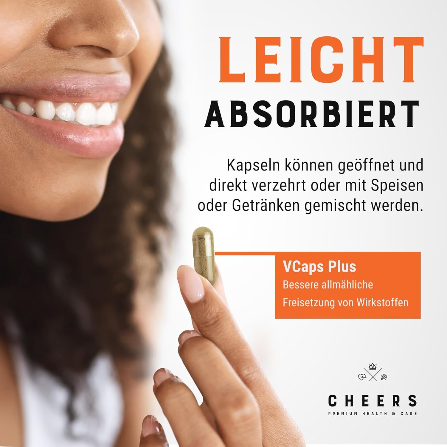 Donna tiene capsula. Testo: Le capsule possono essere aperte e consumate direttamente o mescolate. Vcaps Plus.