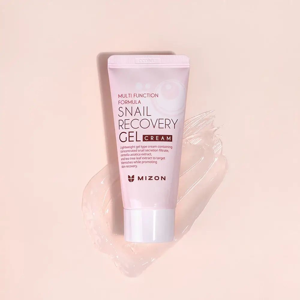 Tubo rosa con tappo bianco. Scritta: Snail Recovery Gel Cream. Marchio: MIZON. Su sfondo rosa con crema.