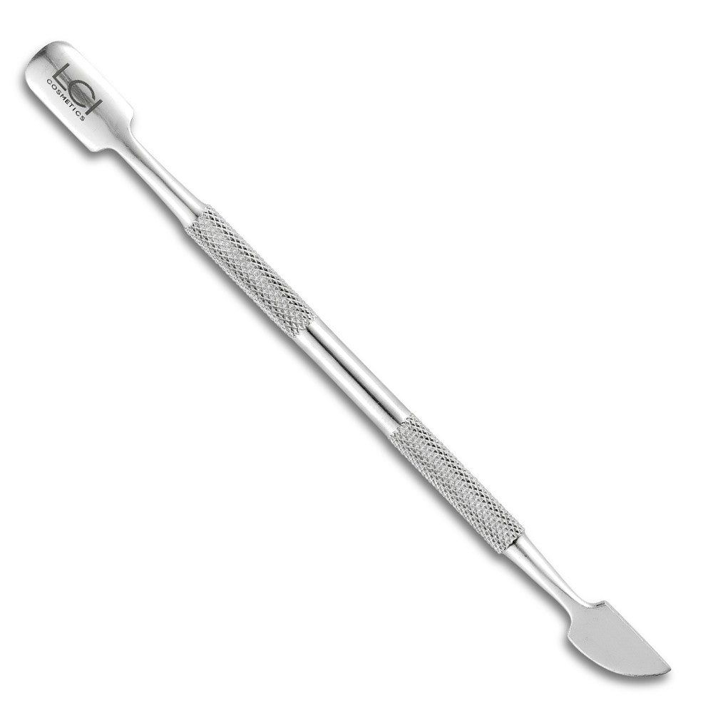 Strumento per unghie in metallo. LCI Cosmetics, a spatola e lama a mezzaluna. Manico zigrinato. Vista angolata.