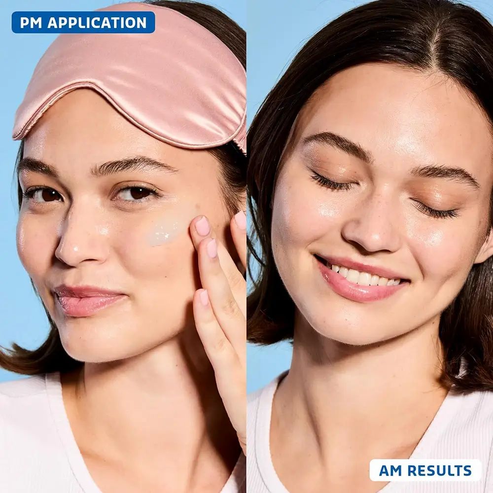 Due donne. Una indossa una mascherina per dormire e applica la maschera. L'altra donna ha gli occhi aperti e sorride.