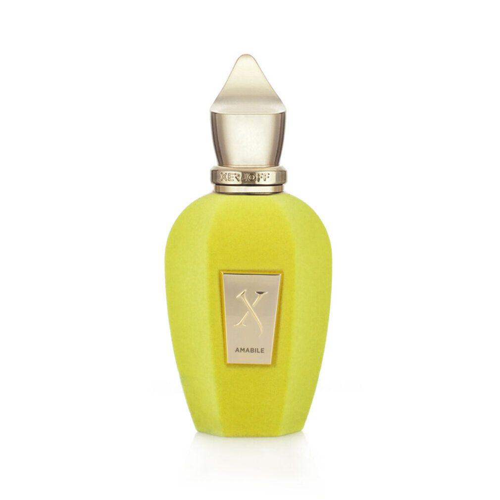 Flacone di profumo giallo con tappo dorato. Flacone con logo e nome del prodotto. Su sfondo bianco.
