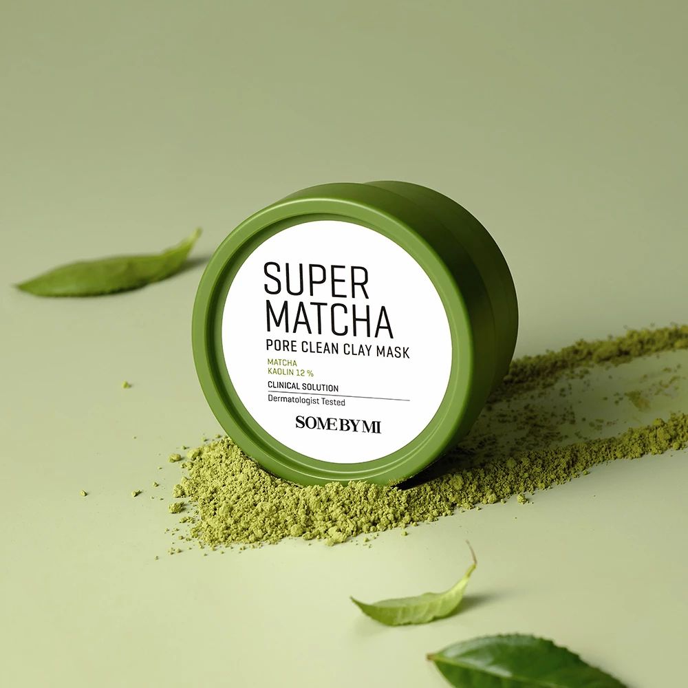 Vasetto verde con scritta 'Super Matcha Pore Clean Clay Mask'. Contiene matcha e caolino.