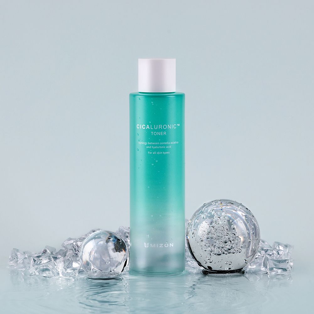 Flacone con cubetti di ghiaccio e sfere. Scritta: Cicaluronic Toner. Marchio: Mizon.