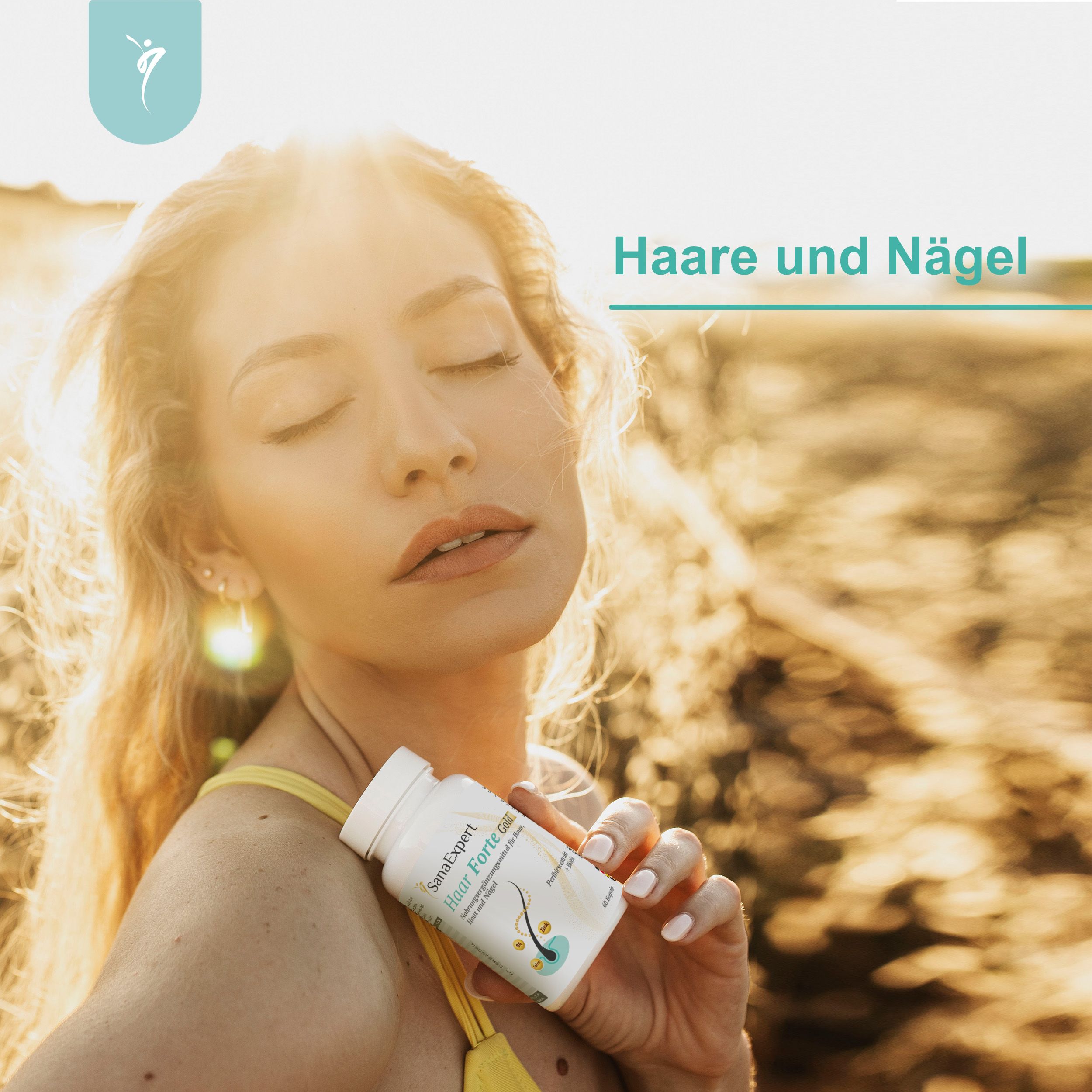 Donna con flacone SanaExpert Haar Forte Gold che si tocca i capelli.