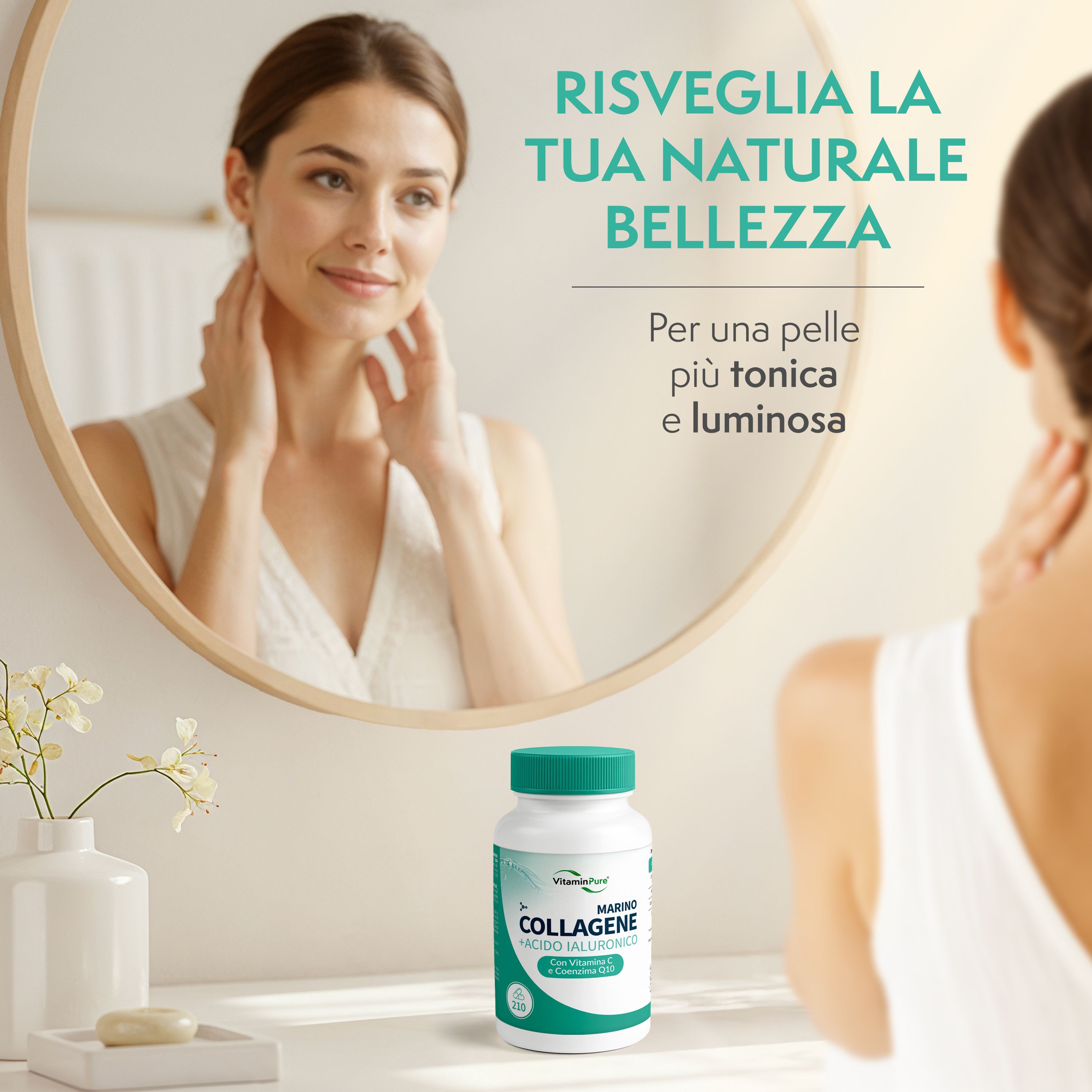 Donna si guarda allo specchio. Sul tavolo, un flacone di capsule. Scritta: COLLAGENE + ACIDO IALURONICO.