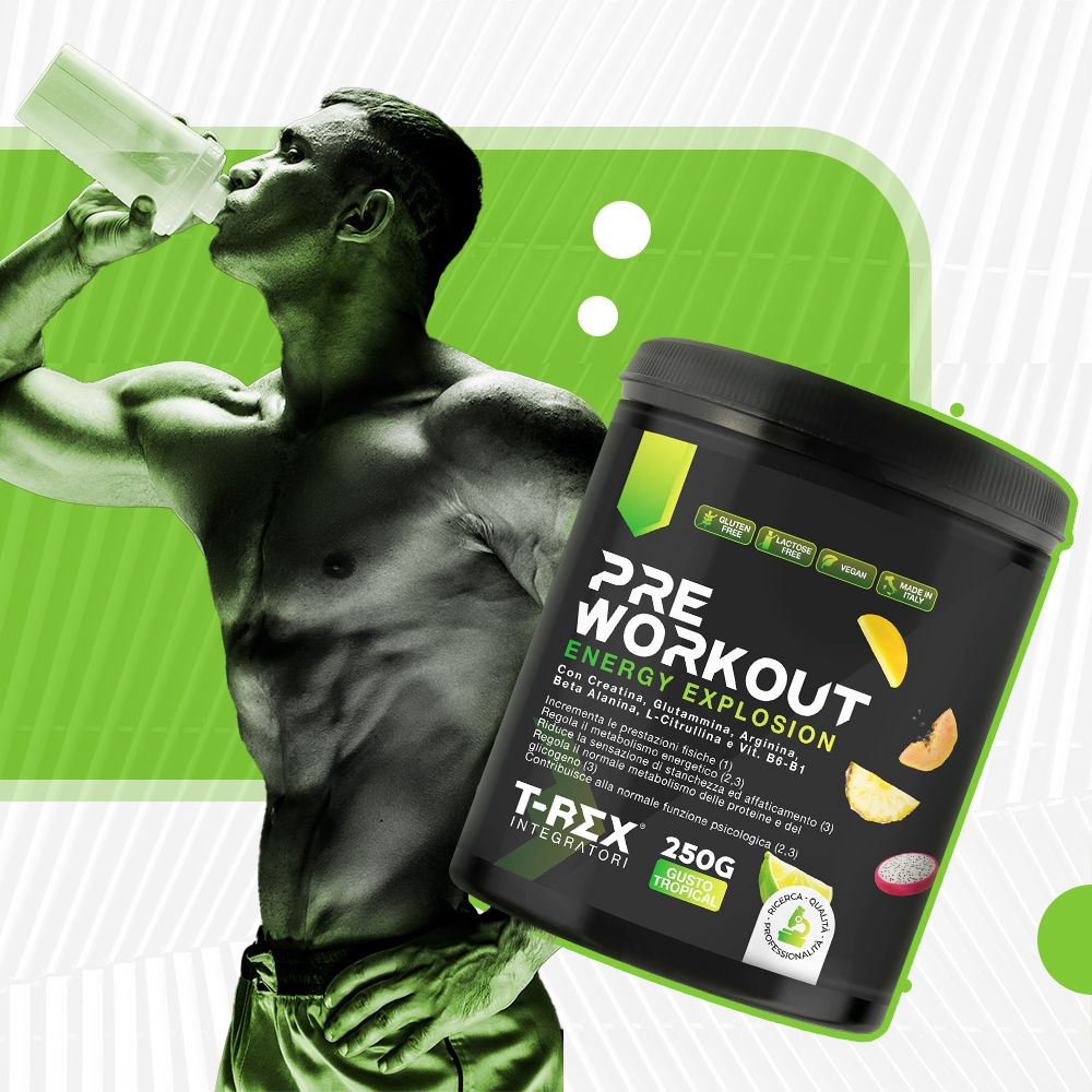Uomo beve da una bottiglia. Accanto, un barattolo nero 'Pre Workout'. Frutta tropicale raffigurata.