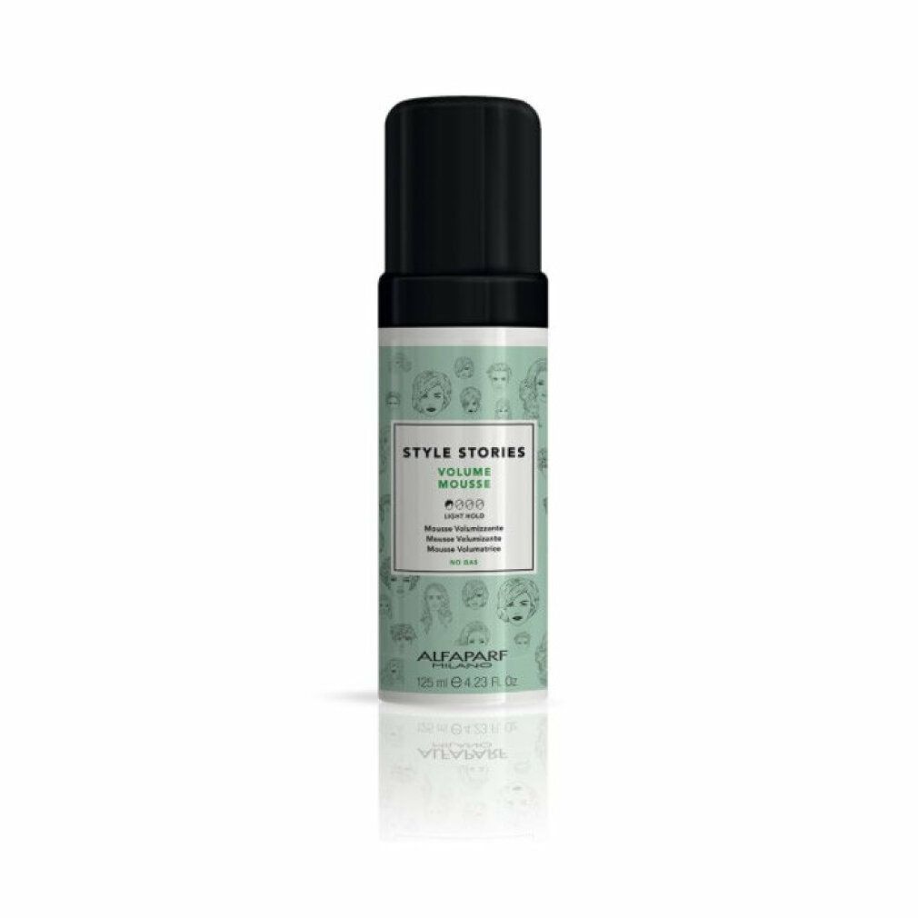 Flacone di mousse per capelli con tappo nero. Scritta: Style Stories Volume Mousse. Marchio: Alfaparf Milano. Confezione verde e bianca.