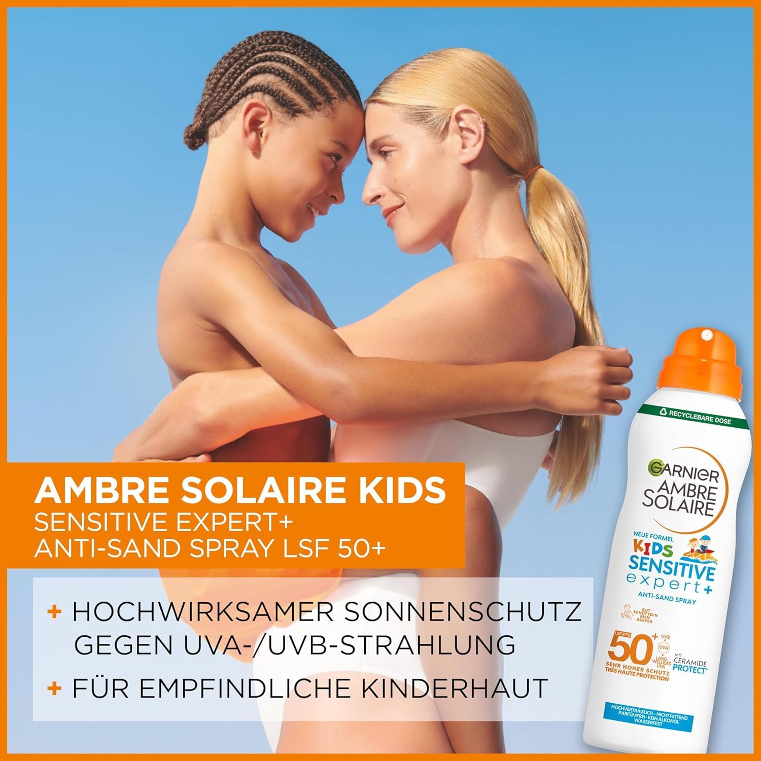 Due persone, un flacone spray. Testo: Garnier Ambre Solaire Kids Sensitive Expert+ Anti-Sand Spray LSF 50+.