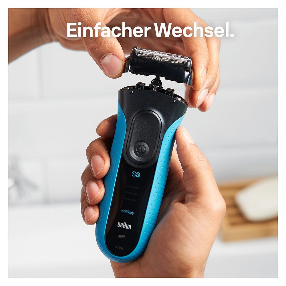 Mani che sostituiscono la testina di ricambio Braun Series 3 sul rasoio.