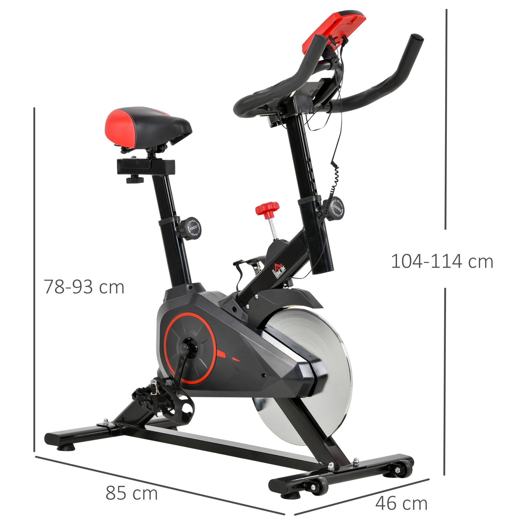 Bicicletta fitness con dimensioni: 85x46x104-114 cm. Colore nero con accenti rossi. Regolabile in altezza. Su pavimento in legno.