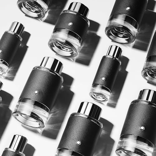 Diversi flaconi di profumo. Flacone nero con tappo nero e similpelle. Logo Montblanc. Su sfondo bianco.