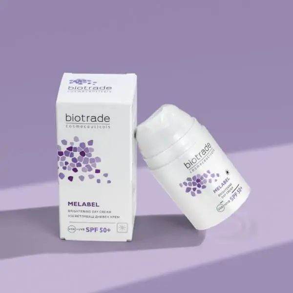 Crema giorno Biotrade Melabel bianca con confezione. Scritta: Melabel Brightening Day Cream SPF 50+. Logo e testo viola.