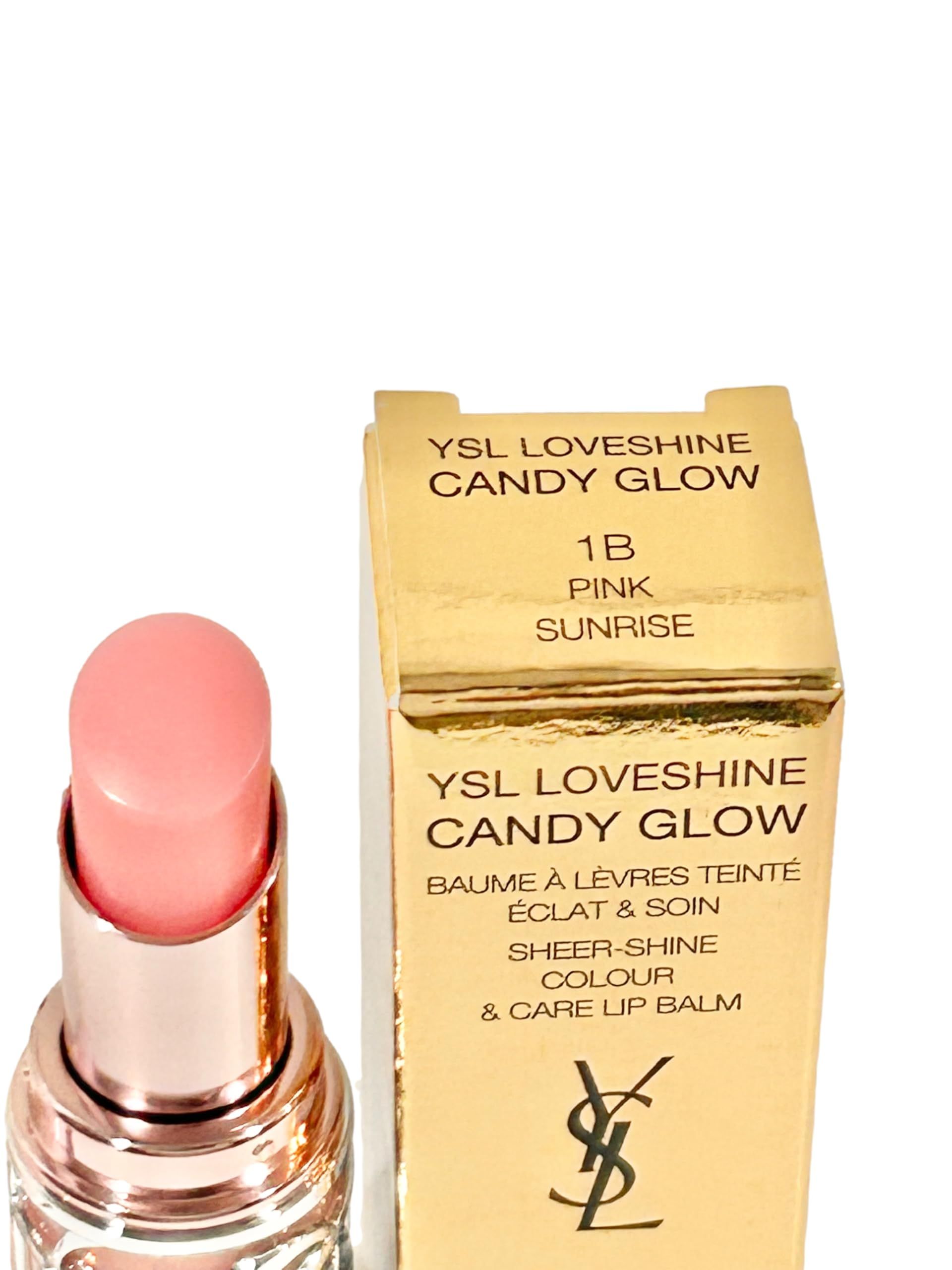 Balsamo labbra rosa in stick, accanto confezione dorata con logo YSL e nome prodotto. Testo: 1B Pink Sunrise.