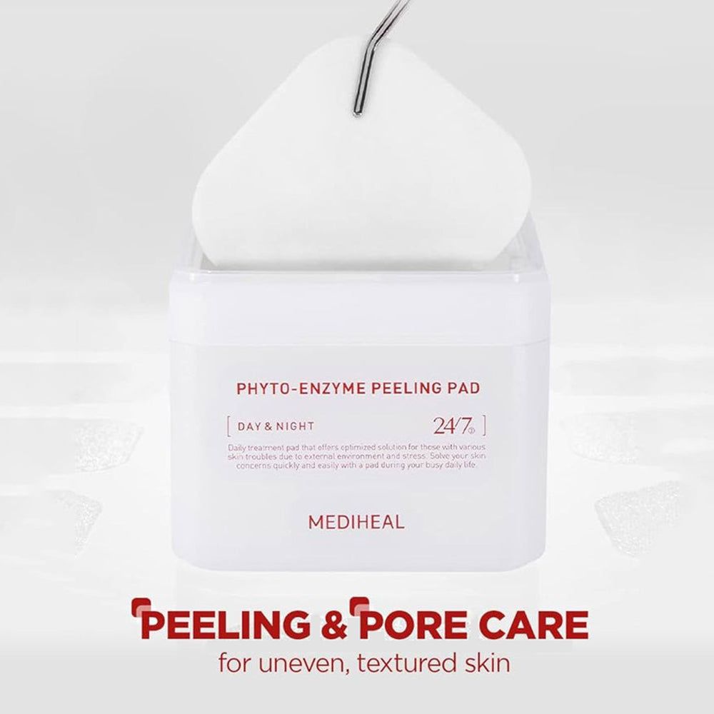 Contenitore bianco "PHYTO-ENZYME PEELING PAD". Un pad viene rimosso con una pinzetta. Testo: "PEELING & PORE CARE".
