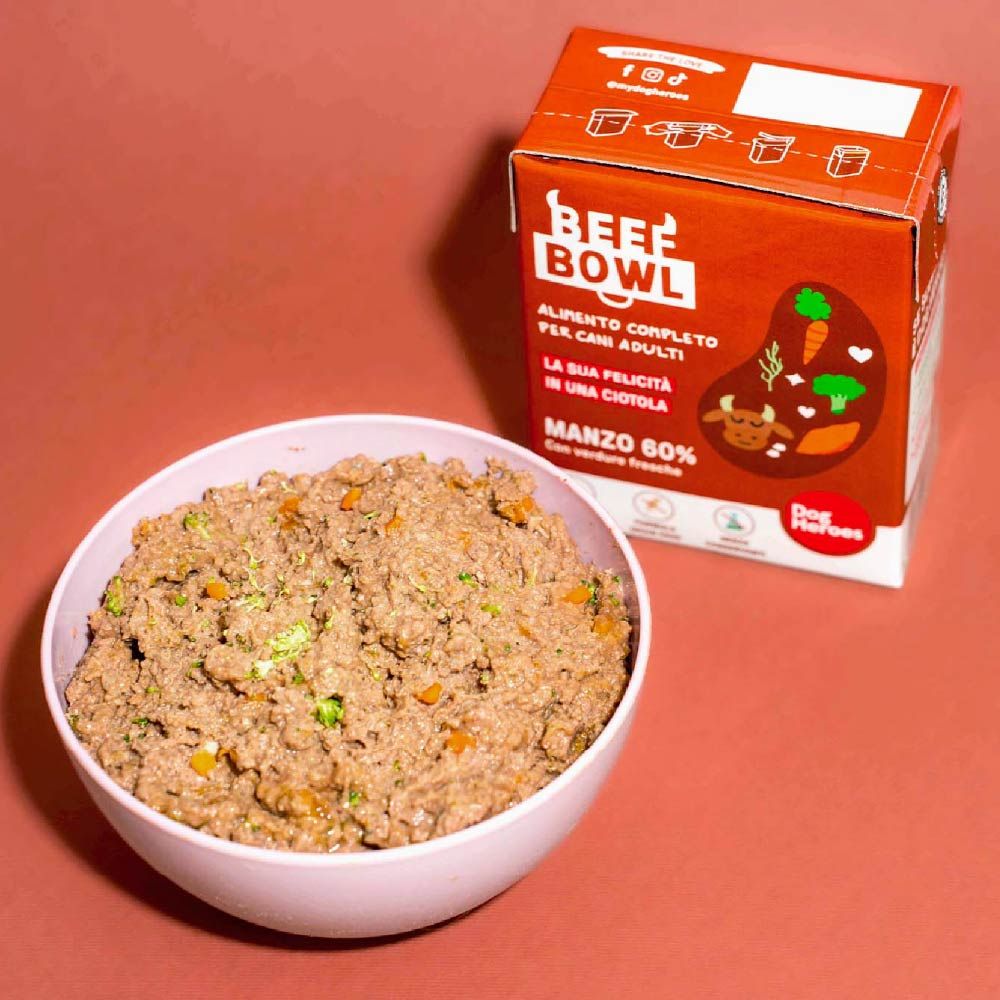 Dog Heroes Beef Bowl in una ciotola. Accanto alla ciotola, una scatola del prodotto. Testo: Manzo 60%.