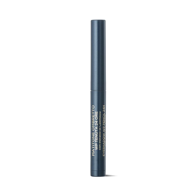 Matita blu con testo: MATITONE OMBRETTO WP TENUTA 24 ORE. Scritta: EYESHADOW WP PENCIL 24H.