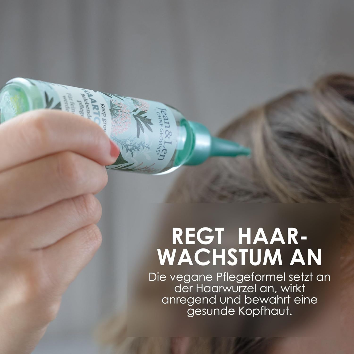 Persona che tiene in mano un flacone di tonico per capelli. Testo: Stimola la crescita dei capelli. La formula vegana agisce sulla radice.