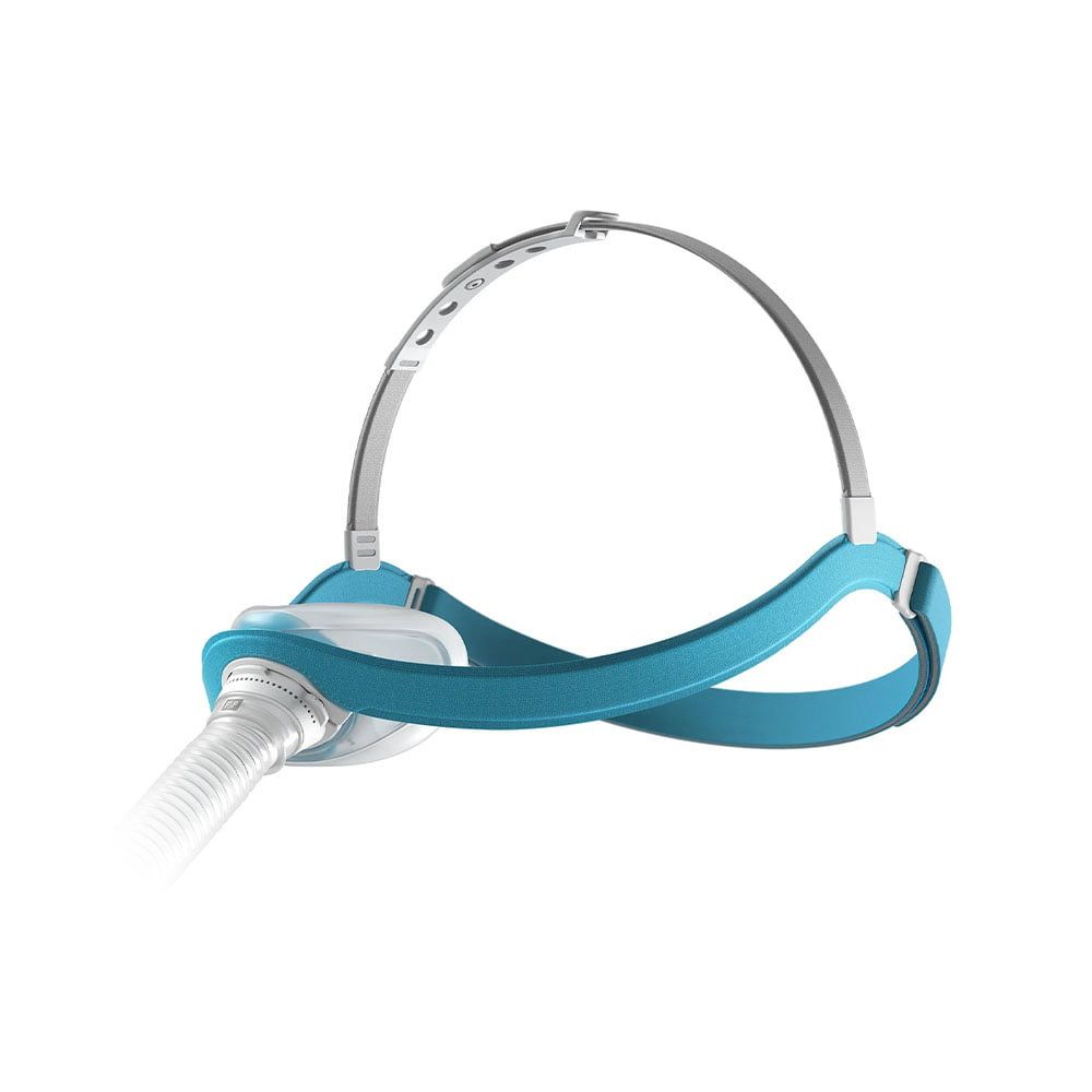 Vista laterale della maschera nasale con fascia blu e attacco per tubo.