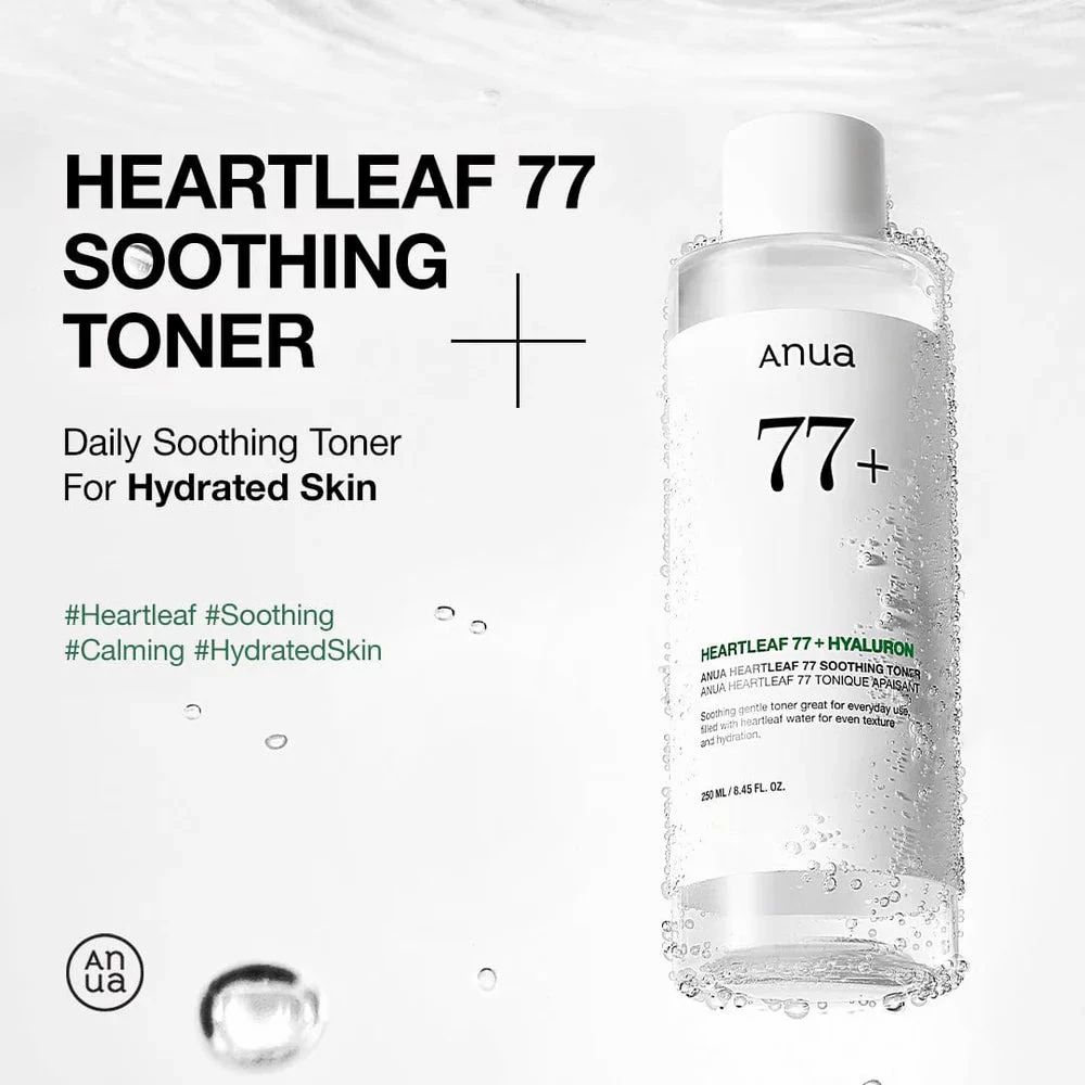 Flacone di tonico viso con "77+" e "Heartleaf Soothing Toner". Effetto acqua.