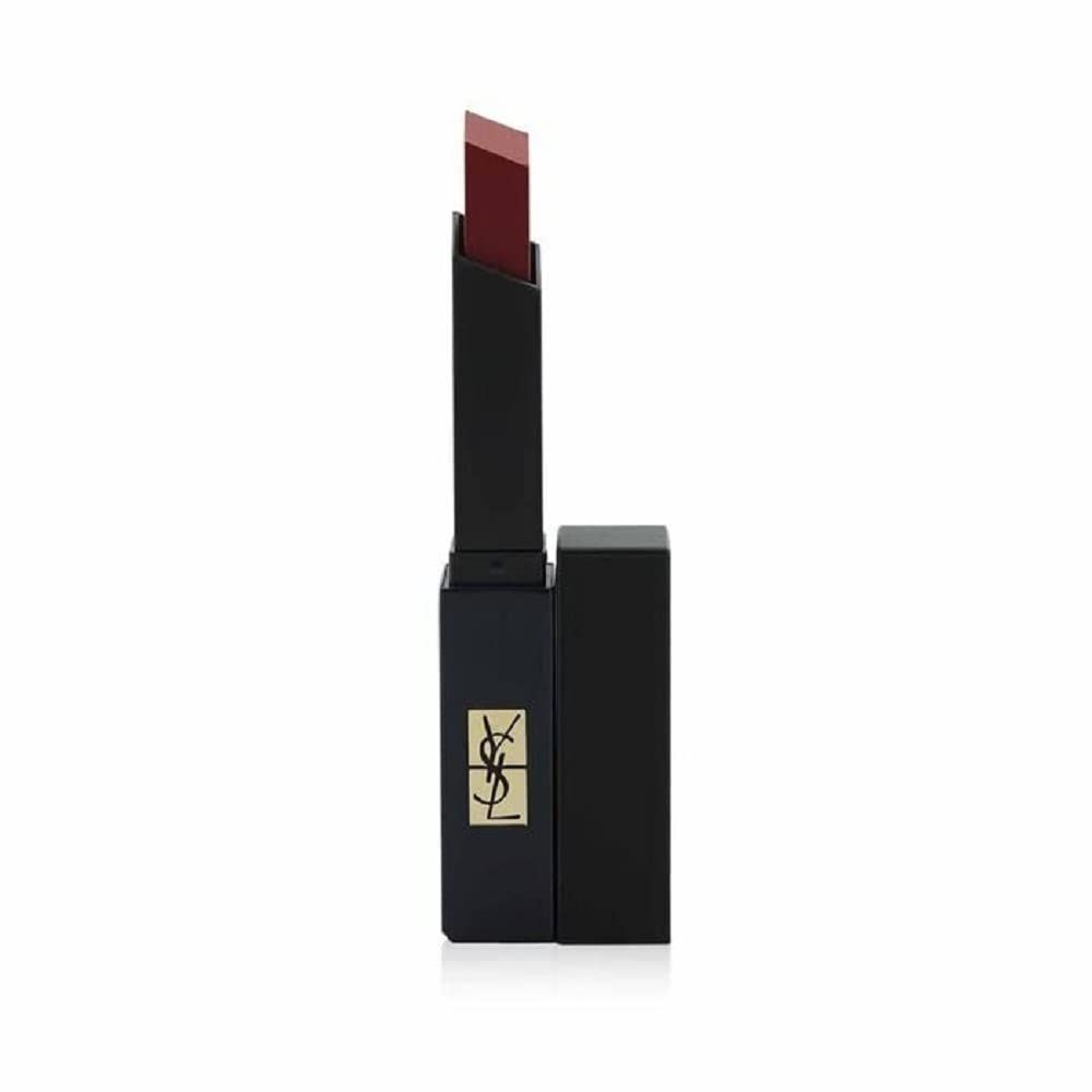 Rossetto nero aperto. Logo dorato. Forma angolare. Rossetto rosso visibile.