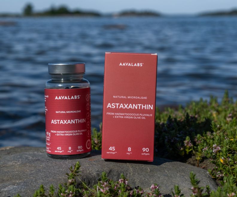 Flacone e scatola Aavalabs Astaxantina 8 mg vicino all'acqua.