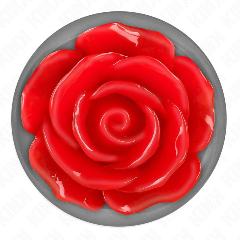Primo piano di una rosa rossa in materiale lucido.