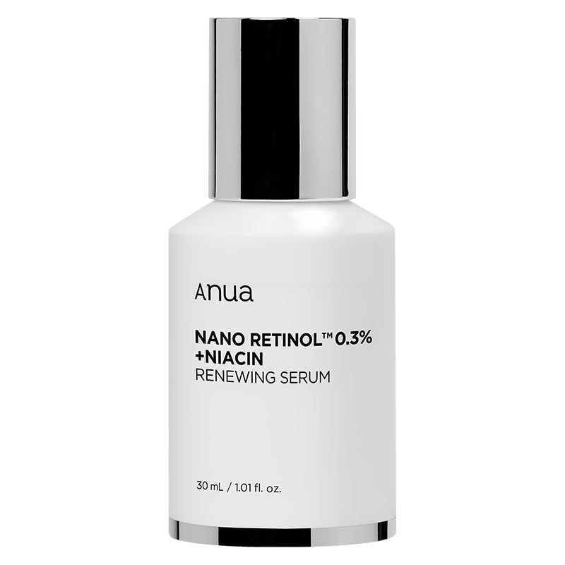 Flacone bianco con tappo argentato. Scritta: Anua, Nano Retinol 0,3% + Niacin, Renewing Serum. 30 ml / 1,01 fl. oz.