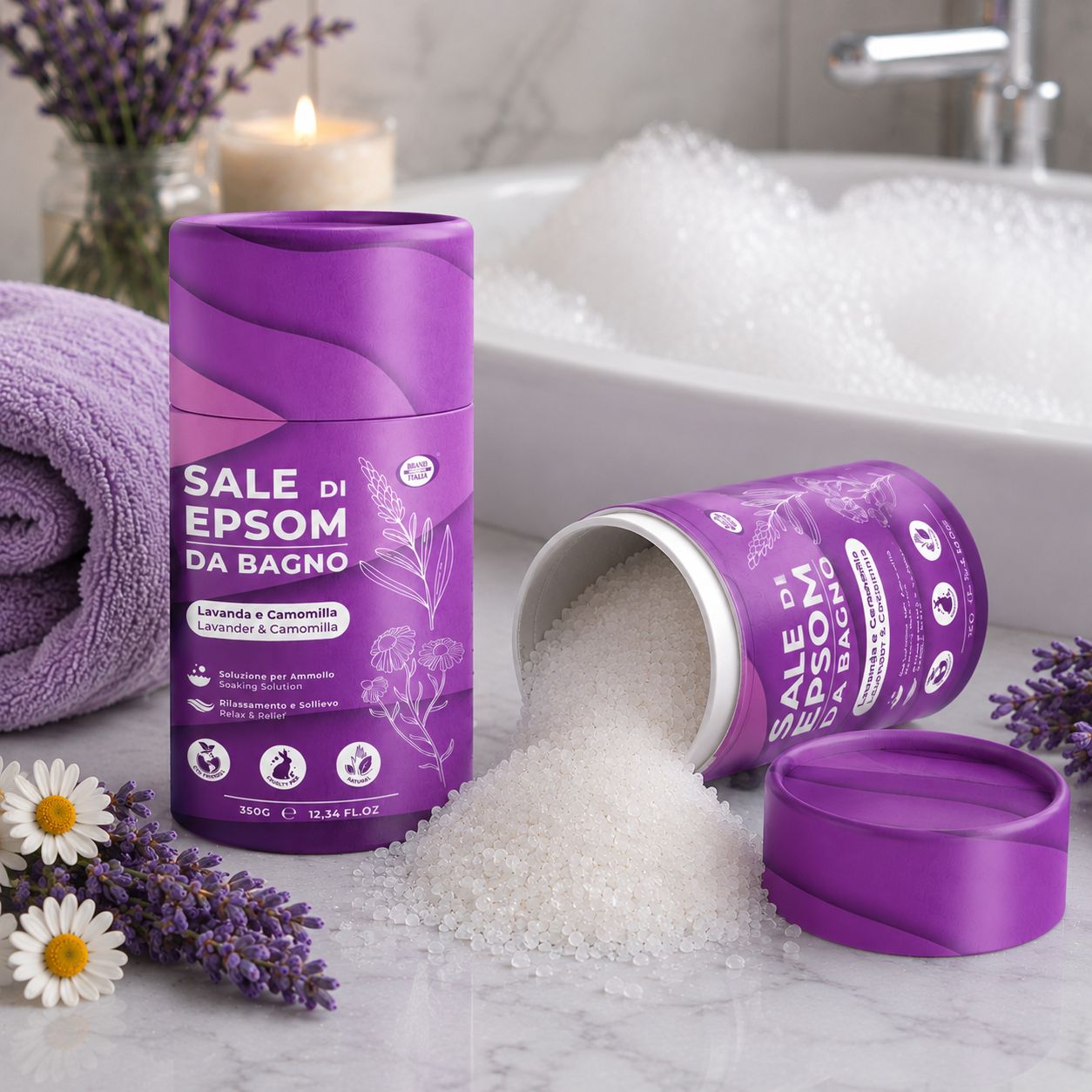 Barattolo viola di sali da bagno (sale Epsom) con lavanda e camomilla. Un contenitore è aperto, il sale è rovesciato.