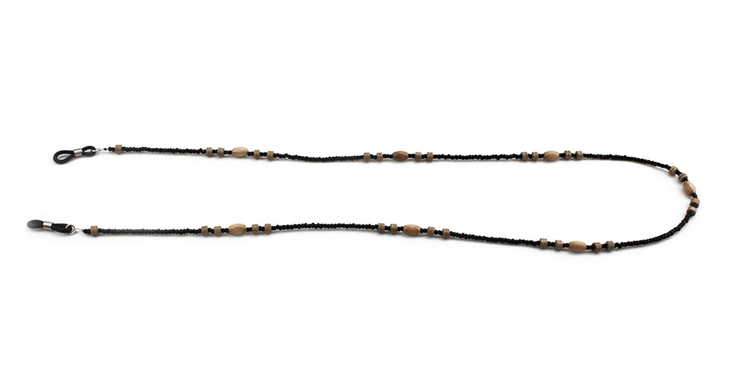 Catenina per occhiali con perline nere e perline di legno. Estremità con anelli per il fissaggio agli occhiali. Su sfondo bianco.