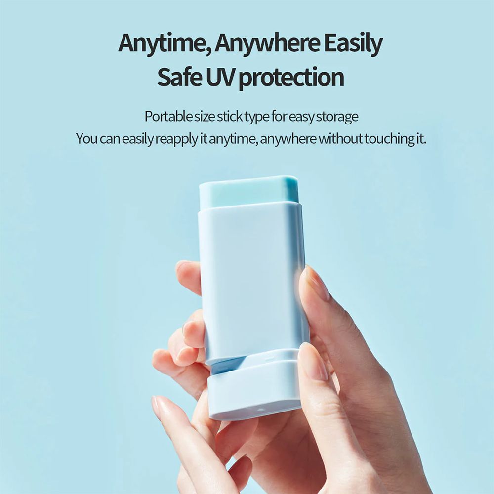 Mano che tiene uno stick solare azzurro. Testo: Sempre, ovunque facilmente. Protezione UV sicura.
