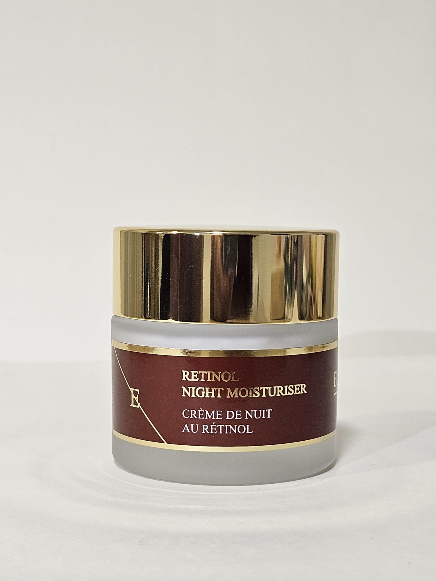 Crema idratante notte al retinolo in un barattolo di vetro con coperchio dorato. Etichetta rossa. ErthSkin London.
