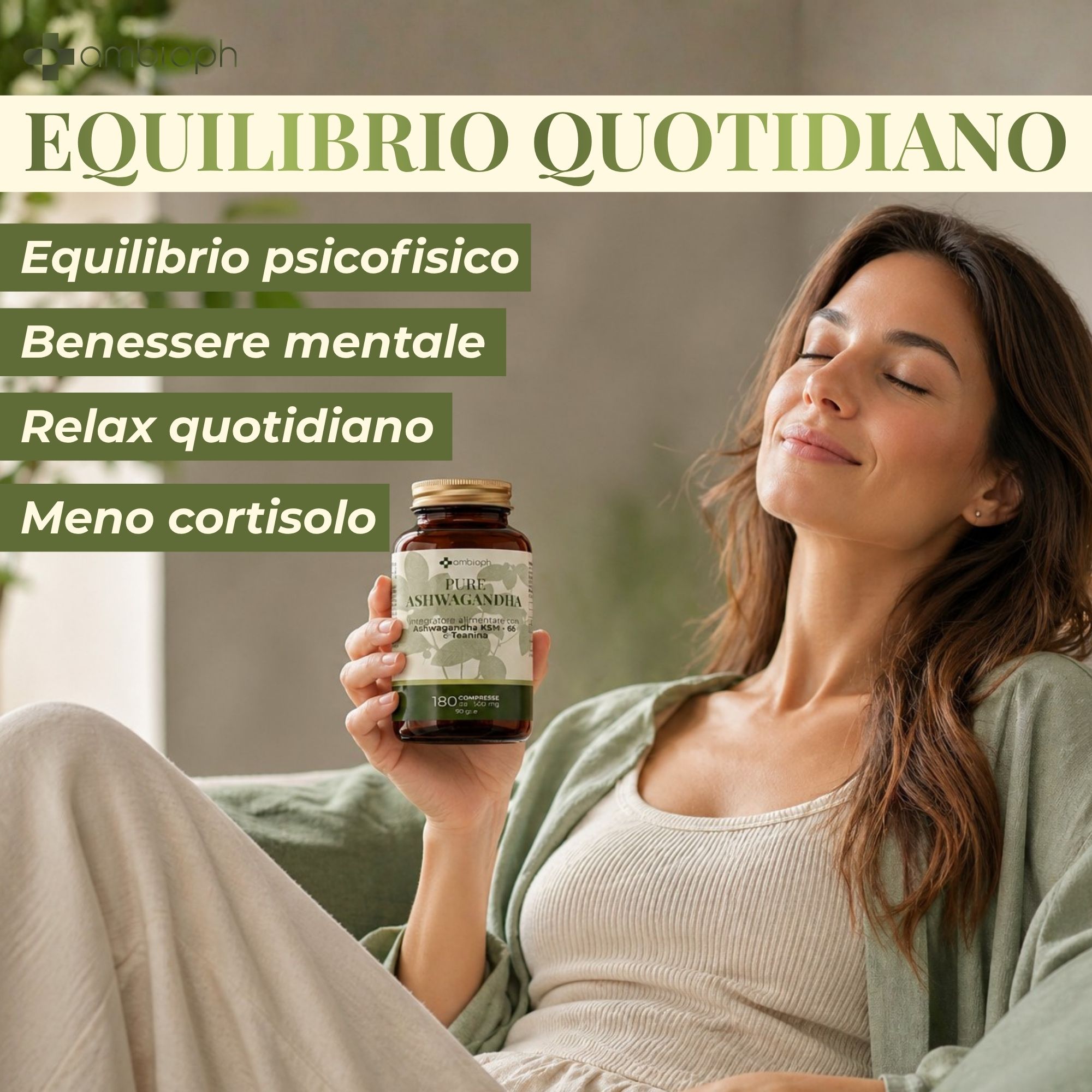 Una donna si rilassa tenendo in mano una bottiglia di capsule di Ashwagandha.