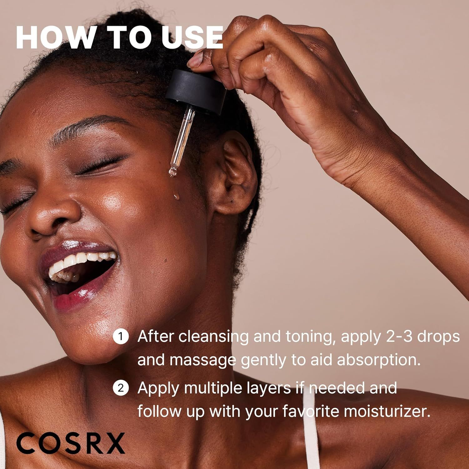 Donna con siero. Testo: Applicazione: Applicare 2-3 gocce e massaggiare. Applicare più strati e terminare con una crema idratante. Marchio COSRX.