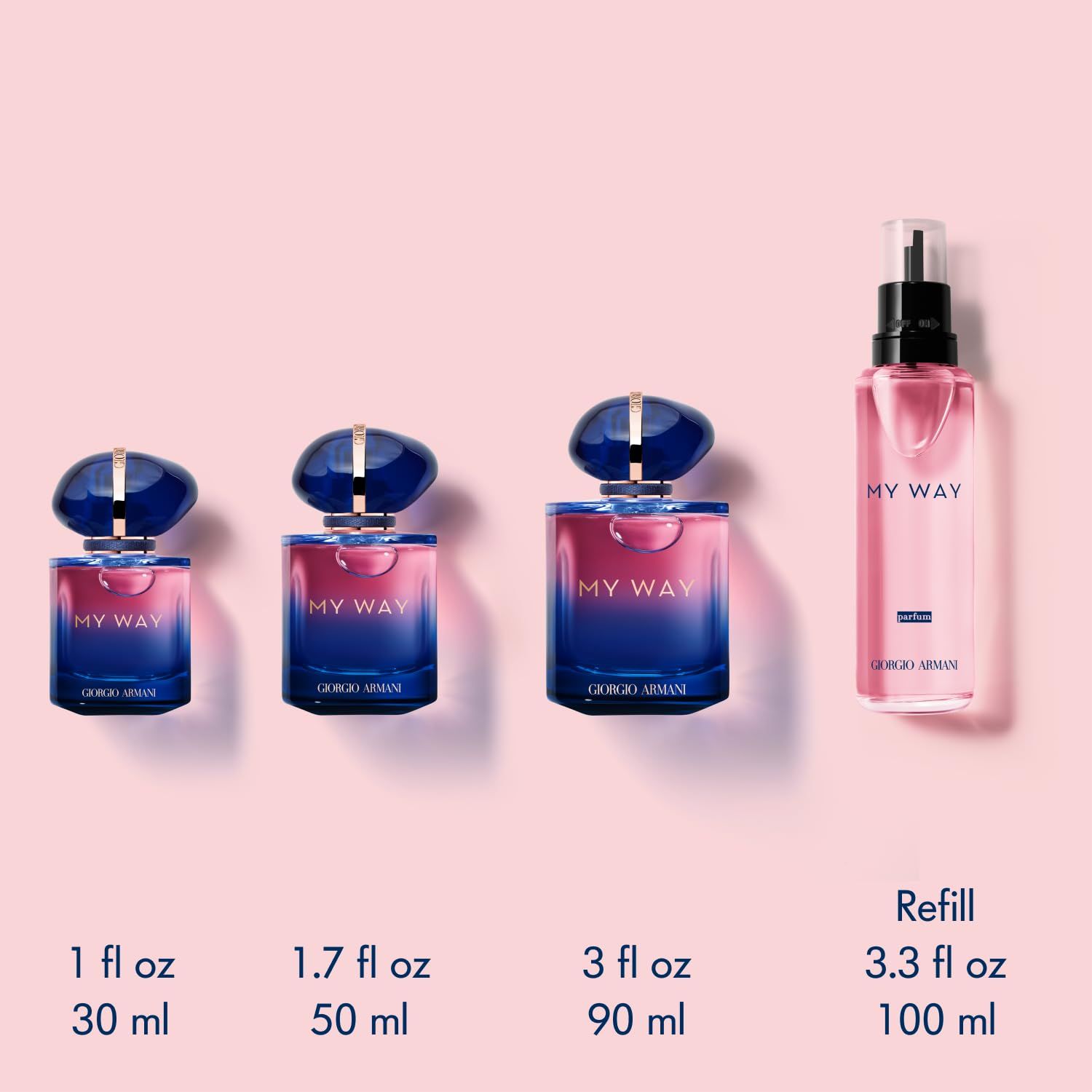 Diverse dimensioni di flaconi di profumo e una ricarica. Dimensioni: 30ml, 50ml, 90ml e ricarica 100ml.