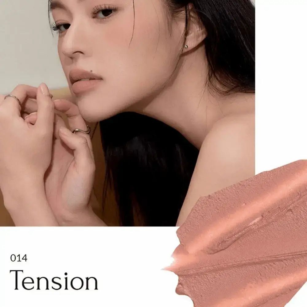 Viso di donna con rossetto colorato. In basso: tonalità 014 Tension. Campione di tonalità.