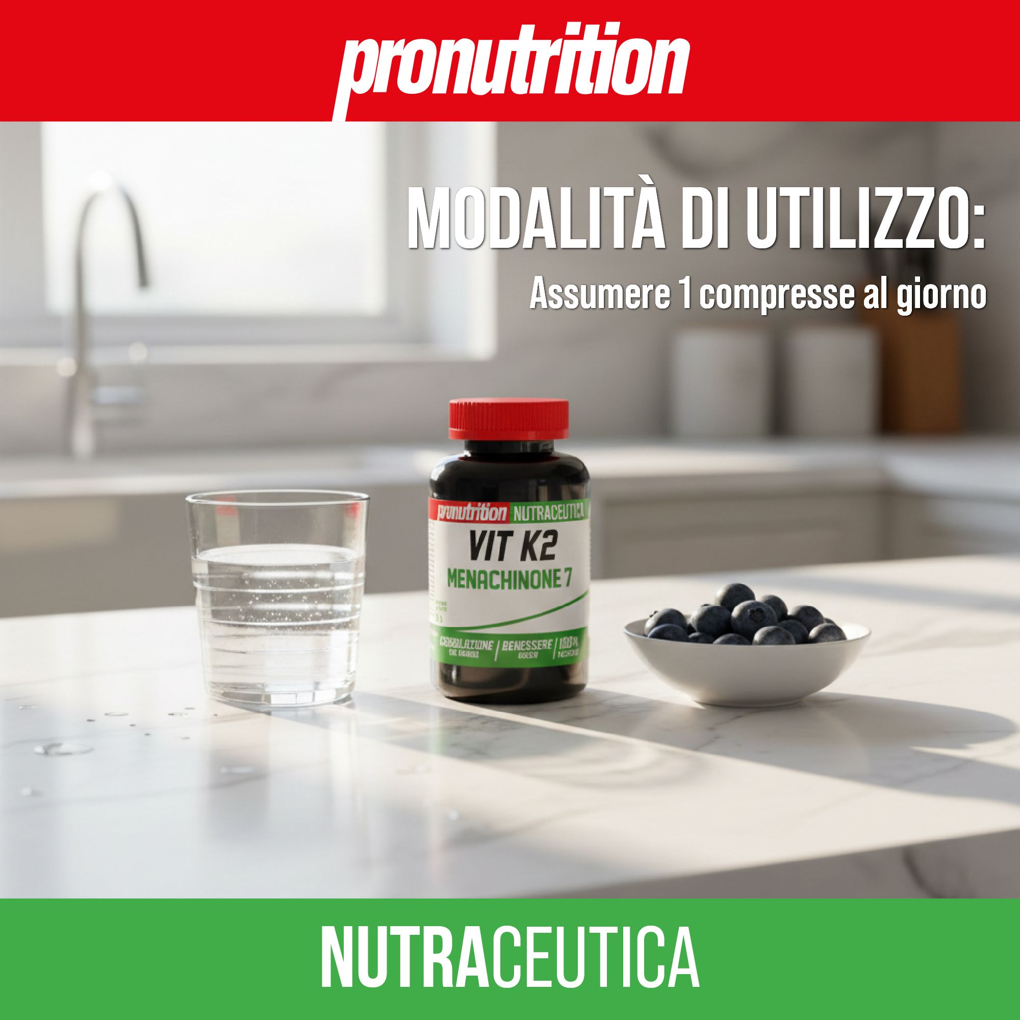 Flacone nero con tappo rosso. Scritta Vit K2 Menachinone 7. Bicchiere d'acqua, mirtilli in ciotola.