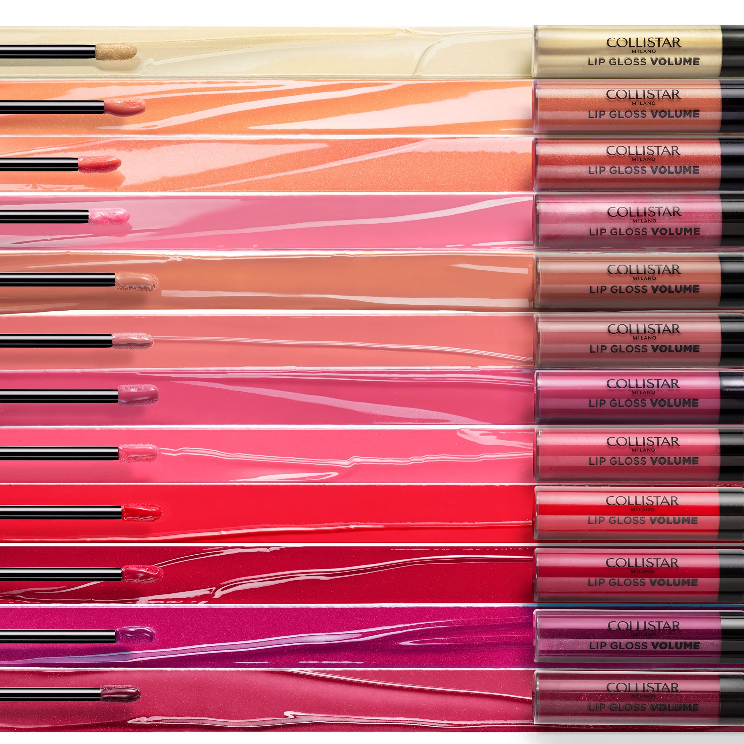 Diversi tubi di lucidalabbra con applicatori che mostrano diverse tonalità. Sui tubi è scritto "COLLISTAR LIP GLOSS VOLUME".